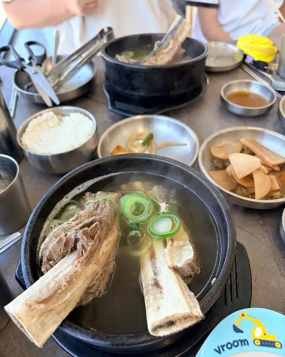 푸짐한 갈비탕 모습