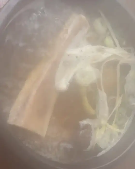 갈비탕 안의 푸짐한 갈빗살과 맑은 국물