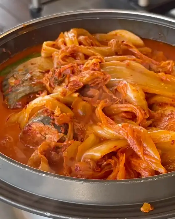 푸짐한 묵은지와 고등어가 어우러진 쌈밥 메뉴