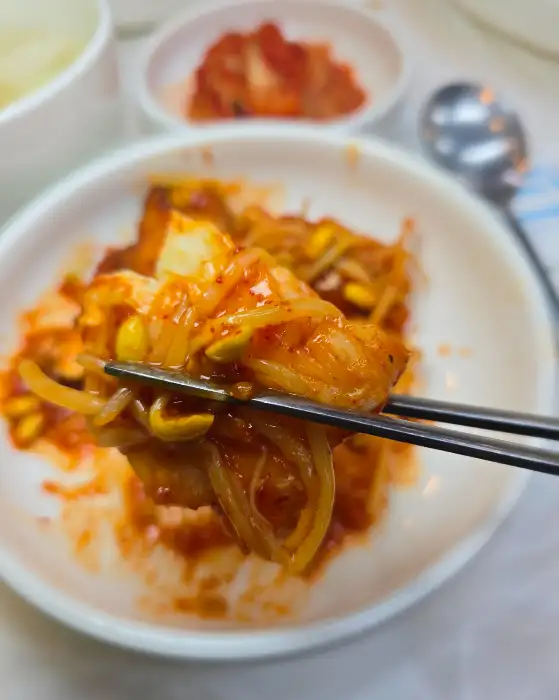 다양한 채소와 함께 푸짐하게 담긴 금복이네찜 아구찜