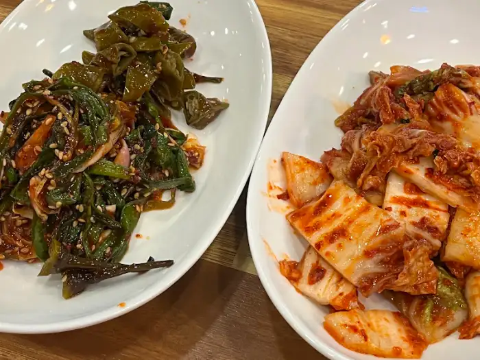 접시에 담긴 겉절이와 파김치