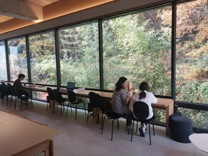 금정사계 통유리창 너머로 보이는 가을 풍경과 창가 자리