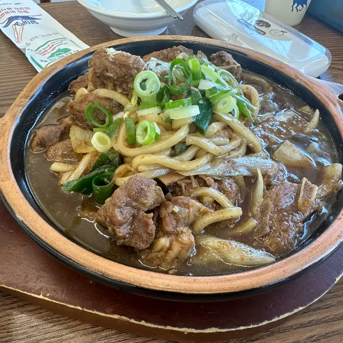 윤기가 흐르는 부드러운 갈비찜과 우동사리, 아삭한 김치