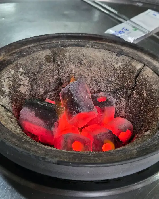 붉게 달아오른 숯덩이들