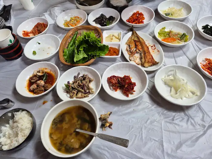 다양하게 차려진 고흥 과역기사님식당의 한 상