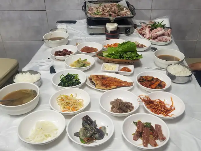 대패 삼겹살과 신선한 쌈 채소를 곁들여 먹는 모습