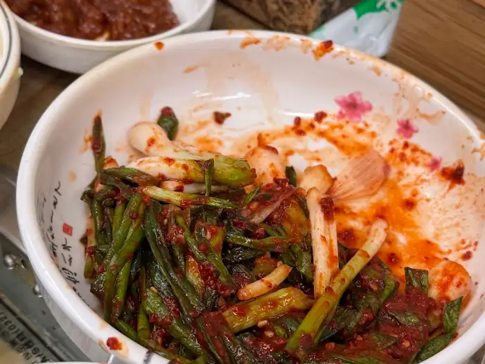 신선한 파를 직접 무쳐낸 파무침이 군침을 돌게 합니다.