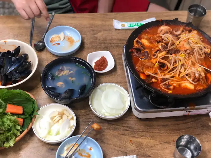 테이블 위 쭈꾸미 볶음과 여러 반찬
