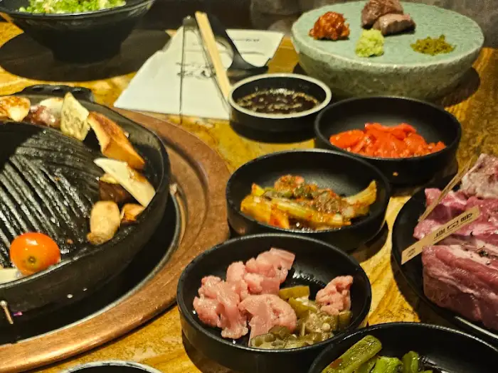 고메램 강남점에서 제공되는 다양한 밑반찬과 양갈비
