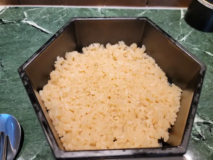 좋은소식(食)의 밥이 담긴 덮밥 그릇 클로즈업