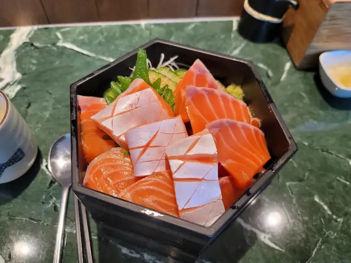 좋은소식(食)의 신선한 연어회가 듬뿍 담긴 덮밥