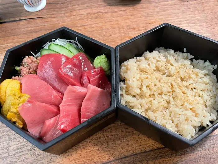 좋은소식(食)의 회덮밥과 밥이 담긴 덮밥이 나란히 놓인 모습