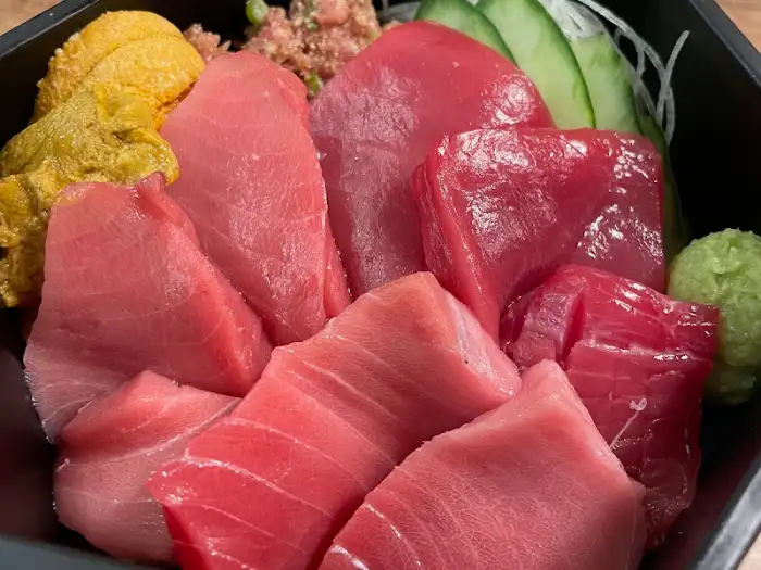 좋은소식(食)의 신선한 참치회와 성게알, 와사비가 담긴 덮밥