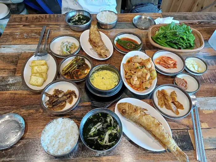 녹색식당 옥돔구이와 계란찜, 다양한 밑반찬 구성