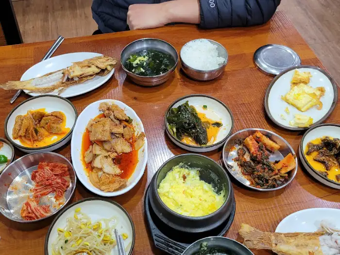녹색식당 테이블 가득 차려진 정갈한 백반 한 상