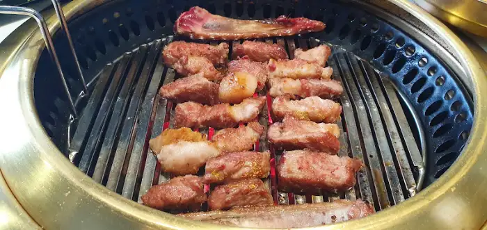 황금빛으로 노릇하게 구워지고 있는 숙성 삼겹살