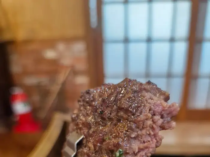 집게로 집은 떡갈비