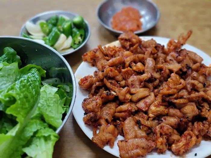 연탄불에 구워 먹음직스러운 닭발 한 접시