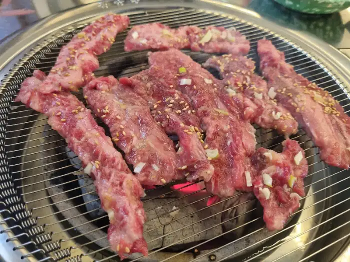 이가네명인갈비살 부산시청점에서 숯불 위에서 맛있게 익어가는 과일양념 갈비살