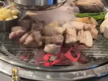삼목집 철산본점에서 숯불 위에서 지글지글 익어가는 두툼한 돼지고기