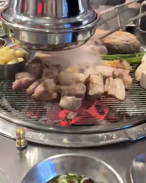 삼목집 철산본점에서 숯불 위에서 지글지글 익어가는 두툼한 돼지고기