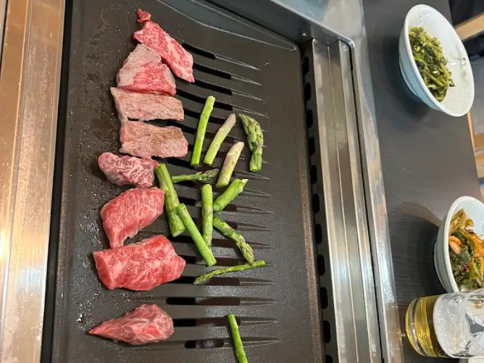 천현한우집 불판 위에서 구워지는 한우와 아스파라거스