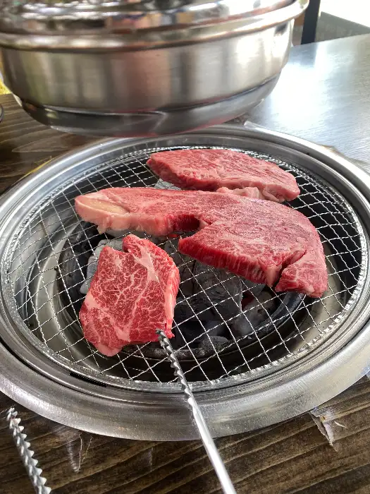 숯불 위에서 맛있게 익어가는 횡성한우 등심