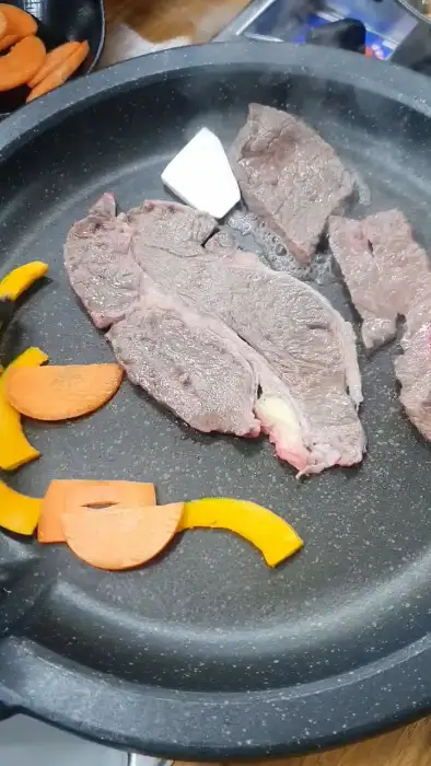 모듬 한 판 고기를 굽고 있는 모습
