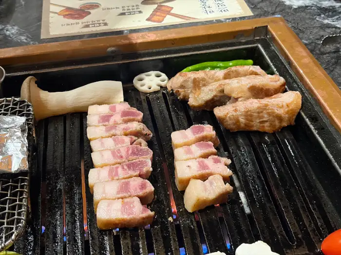마장동김씨 명촌맛집점의 숯불 위에서 구워지는 삼겹살과 목살