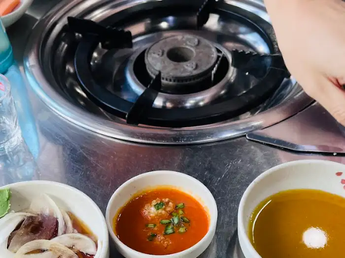 식사를 곁들이기 좋은 뜨끈한 된장찌개