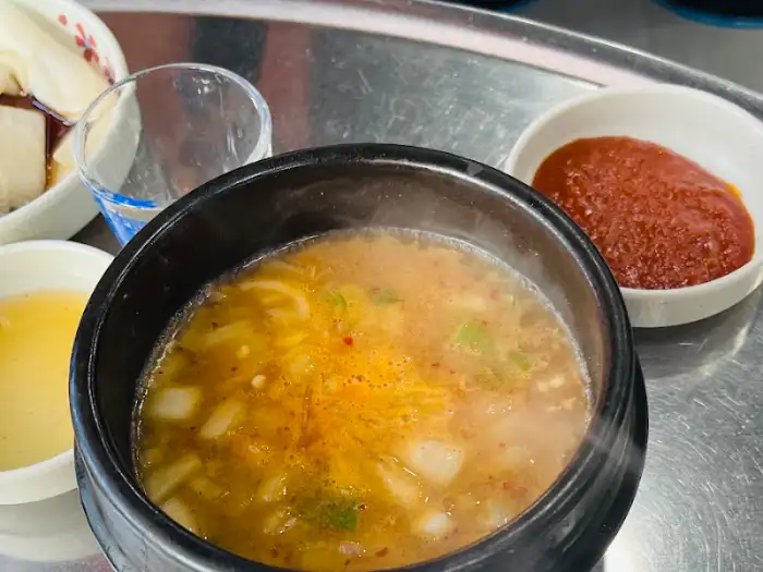 불판 위에서 먹음직스럽게 익어가는 막창과 삼겹살