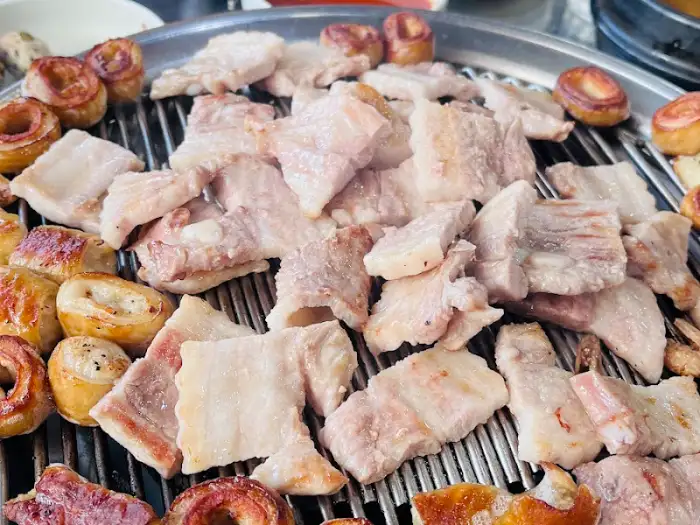 먹음직스럽게 초벌되어 불판 위에 올라온 삼겹살