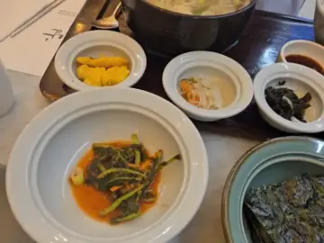 여간 좋은날 정갈하게 차려진 밑반찬과 메인 요리