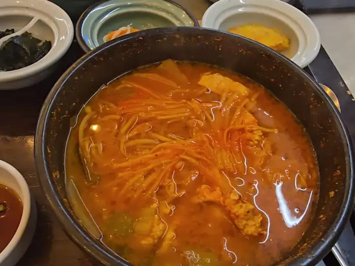 여간 좋은날 빨간 국물이 인상적인 알탕