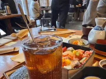 해목의 시원한 음료와 먹음직스러운 음식들