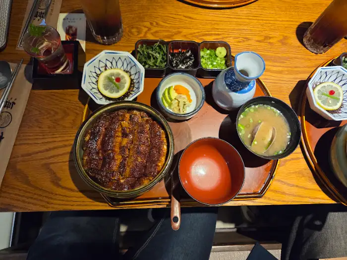 해목의 푸짐한 식사 구성과 음료