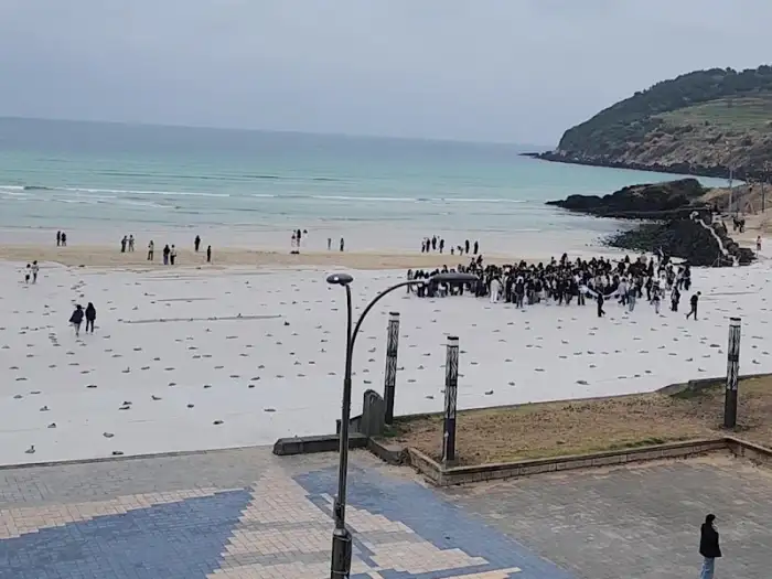 함덕 해변에 많은 사람들이 산책하는 모습