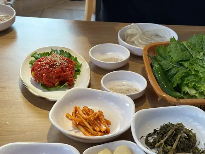 장흥일등한우식당의 푸짐한 상차림과 신선한 쌈채소