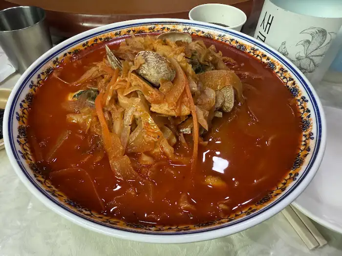 희락반점의 짬뽕, 붉은 국물과 다양한 해산물이 돋보이는 모습