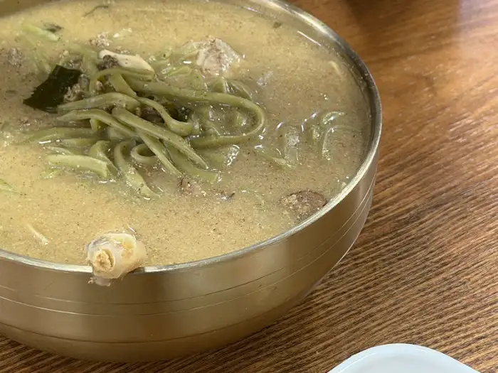 대왕암 돌미역 닭국수집의 해신 돌미역 닭칼국수 국물