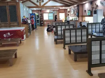 밀양 홍두깨: 고소함으로 입맛 사로잡는 들깨칼국수 맛집 홍두깨 넓고 아늑한 실내 전경