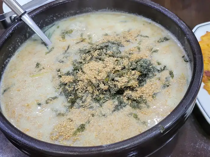 들깨칼국수 진한 국물과 고소한 들깨 토핑