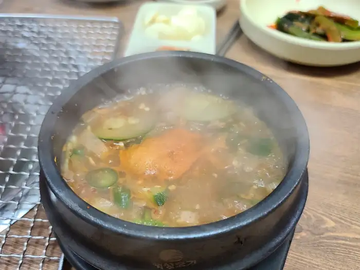 따뜻한 김이 모락모락 나는 뚝배기 온면, 채소와 두부가 들어있습니다