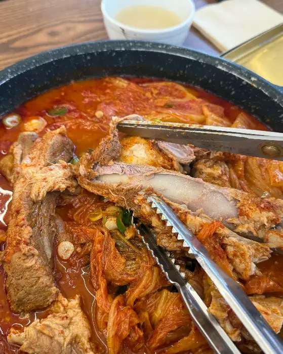 뜨거운 김치찜 속의 먹음직스러운 돼지갈비