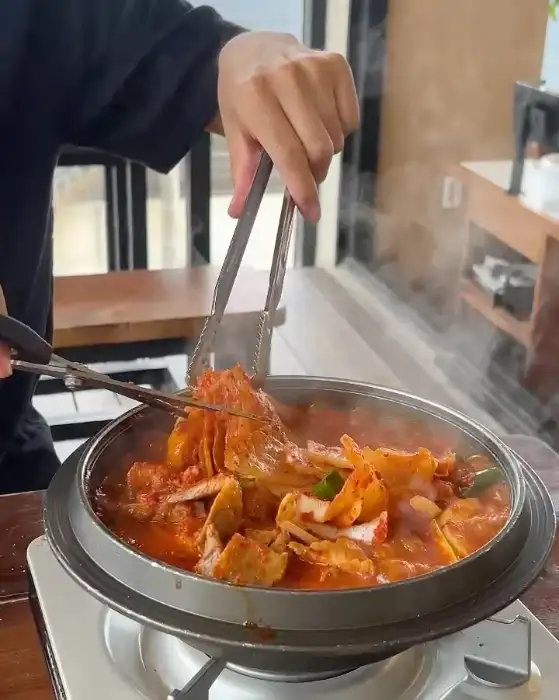 뜨거운 김이 올라오는 묵은지 고등어찜 냄비