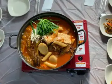 황토식당의 묵은지 소갈비찜이 보글보글 끓고 있는 모습