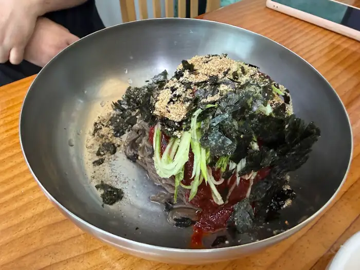 향교막국수 비빔막국수의 매콤한 양념과 메밀면