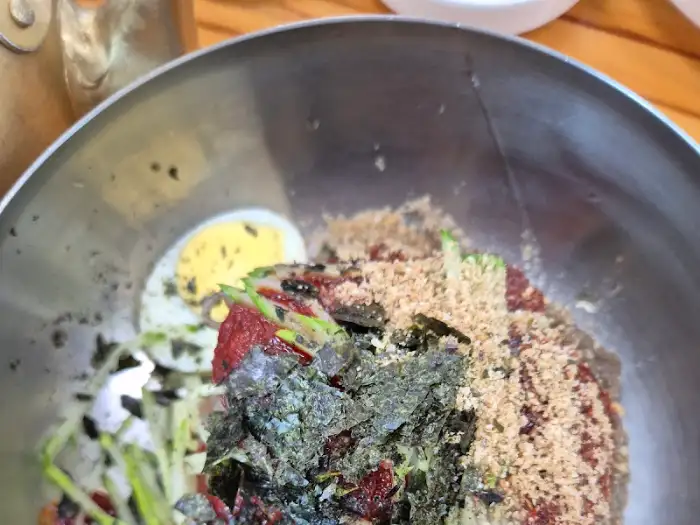 향교막국수 비빔막국수의 고명과 양념