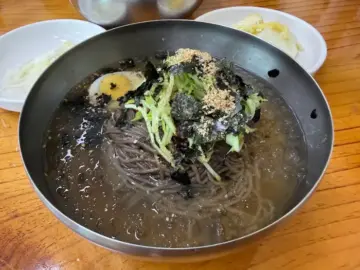 향교막국수 물막국수의 푸짐한 메밀면과 고명