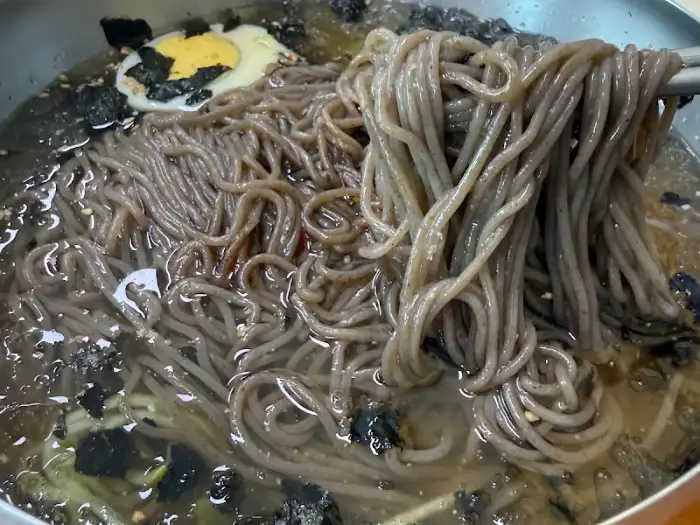 향교막국수 막국수 면발의 부드러운 질감